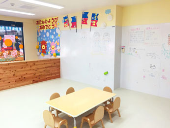 室内の壁は子どもたちがお絵描きできる壁材を使用しています